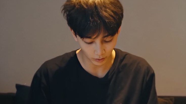 yuepovs's tweet photo. — paper roses, #jihan | #yoonhong au

he hates flowers so much. 

jeonghan hated them so much, he’d step on them. a trail of petals and a little accident; he met this flower shop employee and boy, he was cute. https://t.co/xZeZeIoN0U