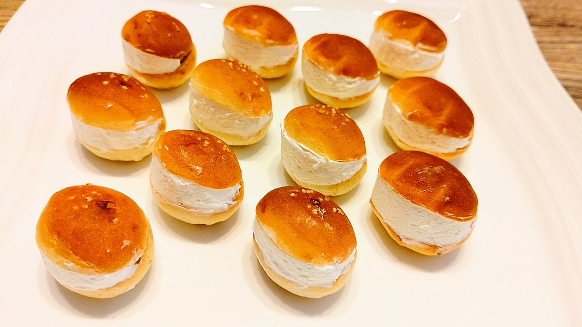 miimiikitchen's tweet photo. #マリトッツォ #おうちごはん
#珈琲 #カフェ #かわいい
#スイーツ #コーヒー

たまりません❤️
かわいすぎます❤️✨
チョコあんパンと✨
クリームあんぱんの✨
ミニミニマリトッツォ❤️❤️❤️ https://t.co/9wwu6BTdWS