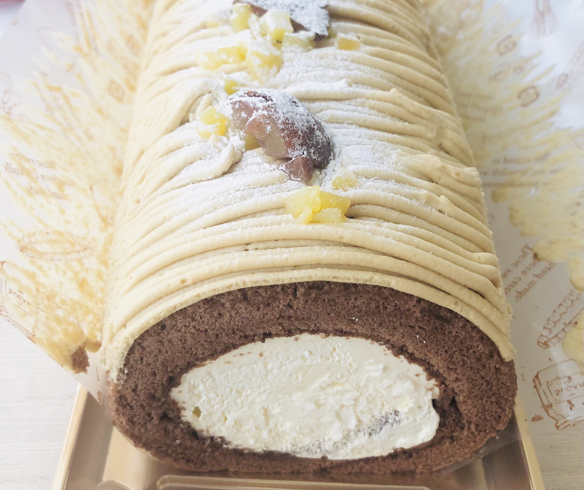 ロールケーキ食べませんか 美味いことが決まってる ロールケーキって確かにある 湘南プレミアムモンブランロール 成城石井 1026円 モンブランクリーム チョコレート生地 安い 重い これだけ条件が揃ってれば ね T Co