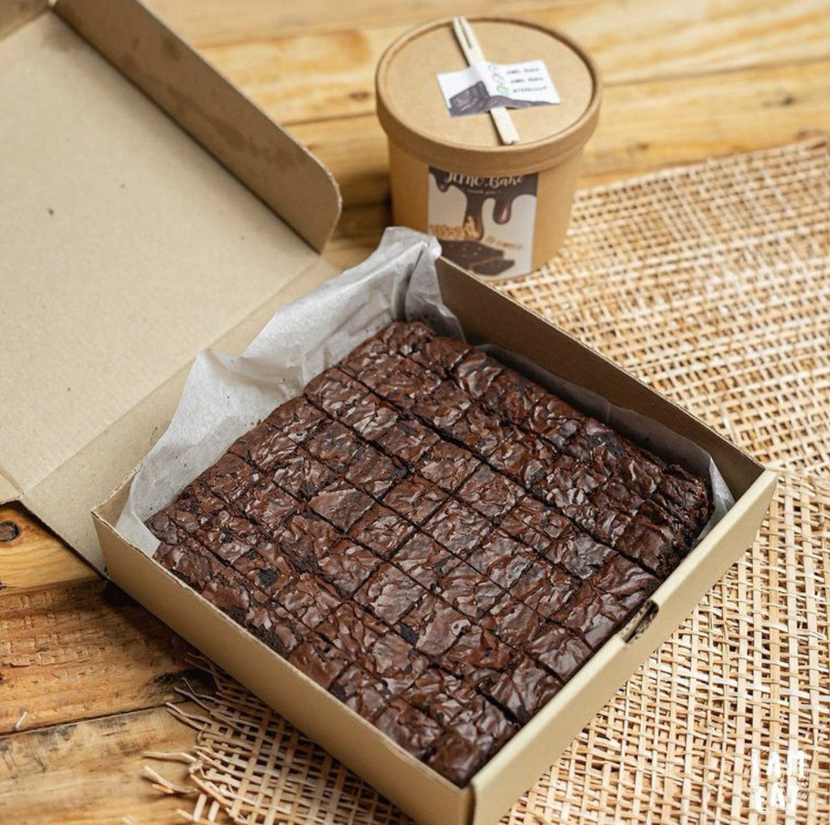 junobakekanom's tweet photo. มากินกินบราวนี่ช็อคกันเถอะ 🧊🍫🍫
บราวนี่คิวบ์ juno.bake 📍
✅ช็อคเข้มข้น
✅ชิ้นพอดีคำ
✅ยอดขายเดือนที่แล้ว 2,000+ถาด 
ฝากรีหน��อยนะคะ พึ่งมาลองตลาดทวิตค่า ขอบพระคุณมากค่ะ 🥺
.
ขอบคุณภาพสวยๆจาก IG : i.ameat
รายละเอียดใต้เมนชั่นคั้บบ ✨
#บราวนี่ #อร่อยฟินกับวิน #LALISA https://t.co/cLkhShtVFC
