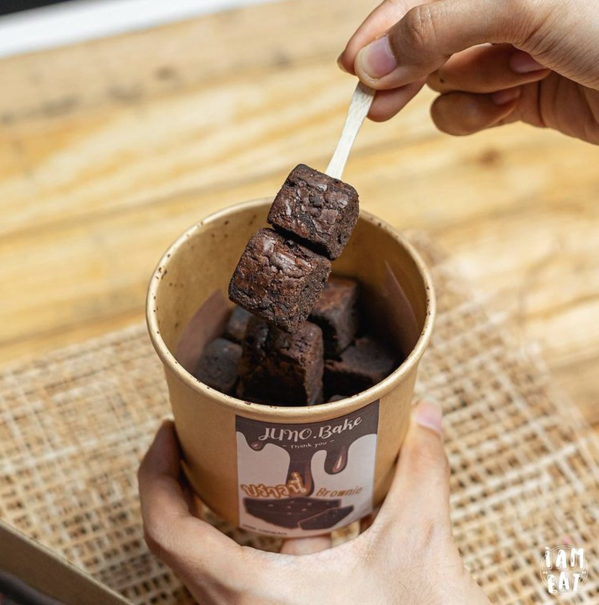junobakekanom's tweet photo. มากินกินบราวนี่ช็อคกันเถอะ 🧊🍫🍫
บราวนี่คิวบ์ juno.bake 📍
✅ช็อคเข้มข้น
✅ชิ้นพอดีคำ
✅ยอดขายเดือนที่แล้ว 2,000+ถาด 
ฝากรีหน��อยนะคะ พึ่งมาลองตลาดทวิตค่า ขอบพระคุณมากค่ะ 🥺
.
ขอบคุณภาพสวยๆจาก IG : i.ameat
รายละเอียดใต้เมนชั่นคั้บบ ✨
#บราวนี่ #อร่อยฟินกับวิน #LALISA https://t.co/cLkhShtVFC