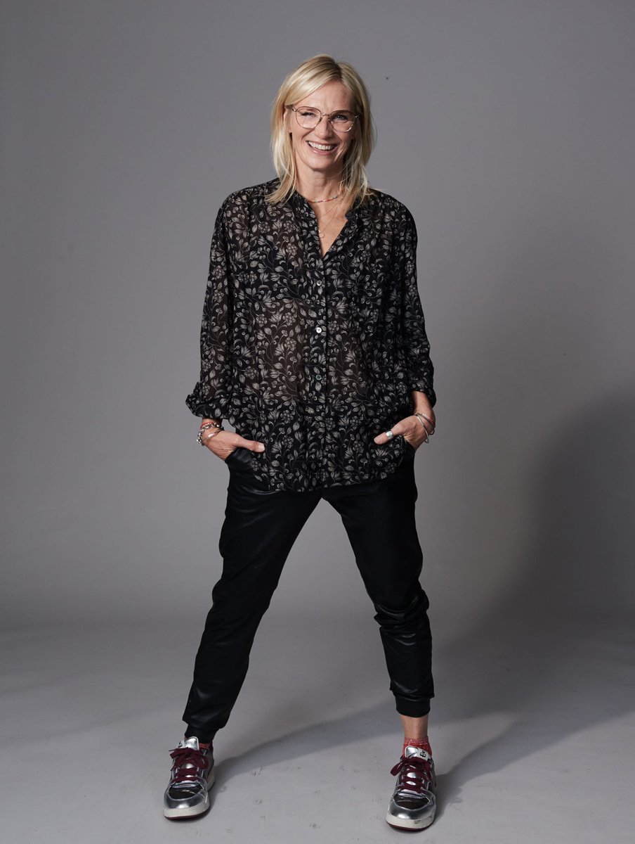 jowhiley's tweet photo. When I had to start wearing glasses it took a while to get my head around 🤯but on the upside there's a new found confidence with getting older so I like to experiment with the glasses I'm wearing &amp; help others #seethemselvesdifferently as they get older 👀@visionexpress #ad https://t.co/s2BsJ39YEH