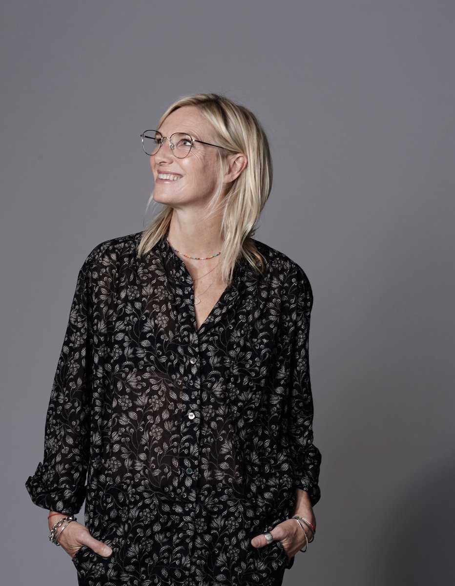 jowhiley's tweet photo. When I had to start wearing glasses it took a while to get my head around 🤯but on the upside there's a new found confidence with getting older so I like to experiment with the glasses I'm wearing &amp; help others #seethemselvesdifferently as they get older 👀@visionexpress #ad https://t.co/s2BsJ39YEH