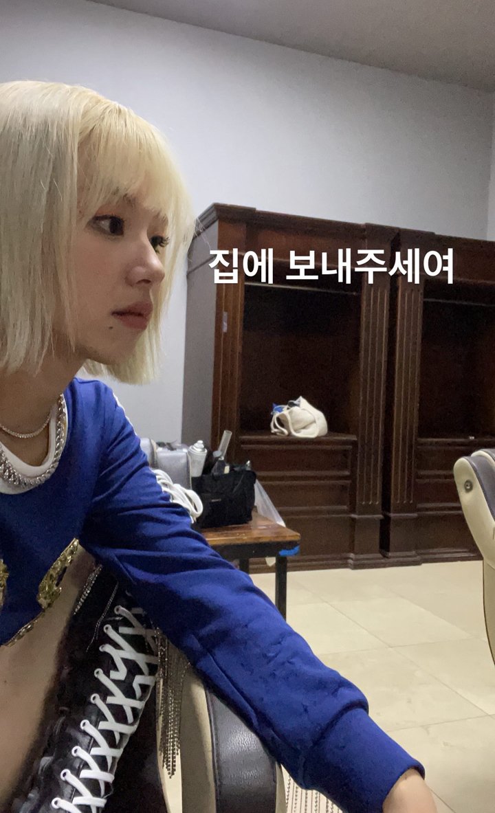 prettyrapstar23's tweet photo. Chaeyoung memeing herself 😭✋ https://t.co/iU7WhYwQ95