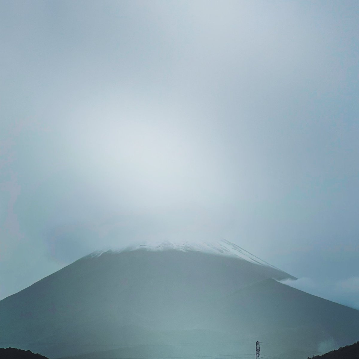 REONAHASHIMOTO's tweet photo. 富士山結構下まで雪降ったねぇー🤩🤩
スノーボーダーならテンション上がるでしょ⁉️ https://t.co/wi5Votlhx3