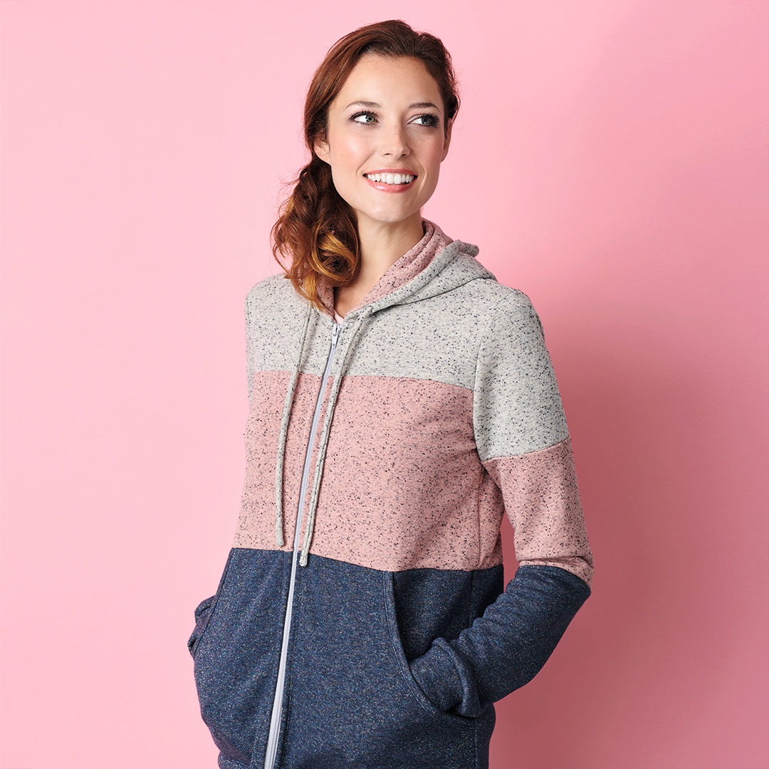 📢 FREE PATTERN ALERT! Grab your cosiest sweatshirt fabric and sew yourself a comfy hoodie with this free pattern from @thriftystitcher.

The Carmen Hoodie is the perfect extra layer as the crisp autumn days start to arrive 🍁 find the pattern at gathered.how/hoodie-pattern