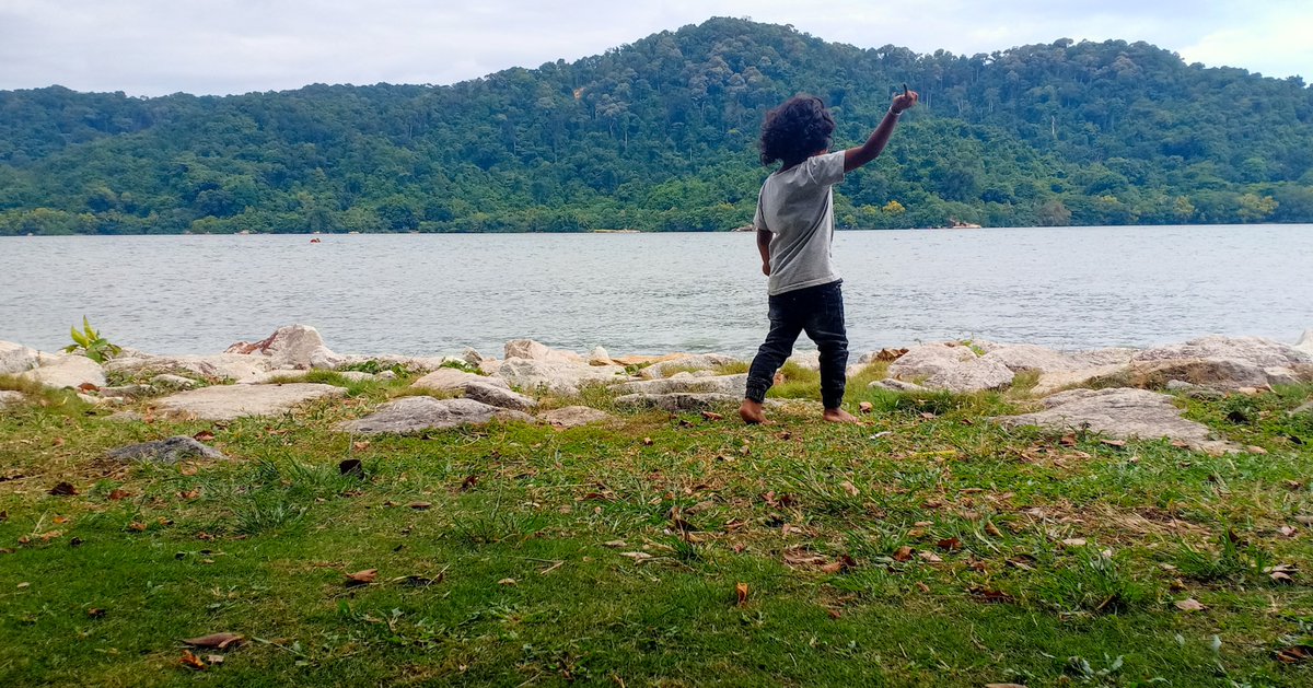 kuttangraphy's tweet photo. The Child Enjoying Vitamin Sea .... 

#children #picoftheday #moodygrams  #penang #islandlife #malaysia #urbanphotography #island #mobilephotography  #motivation #mobileclick #proud  #nature #potraitphotography #original #wanderlust #kuttangraphy🕊️ https://t.co/vxa4QyVKJL