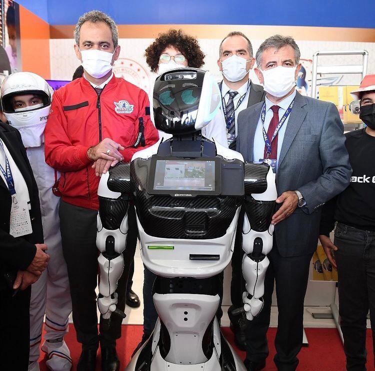 Bakan: Teknolojinin, üretmenin, geliştirmenin önemini hangi dersle öğrencilere aşılayabiliriz? Hangi dersi yaygınlaştırıp kontenjanını arttırmalıyız?

Biri: Bakanım BİLİŞİM.

Bakan:Evet Dikab'a 1030 ve Arapça'ya 351 verin.

Biri:Bakanım BİLİŞİM?

Bakan: 51 verin yeter.

Robot: 🙄