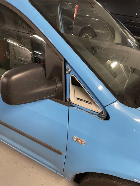mywindscreen's tweet photo. We’ve auto glaziers heading to Farnborough to replace the front passenger door glass, front driver vent glass, and rear window on this 2010 Volkswagen Caddy (panel van). #door #vent #rear #glass #replacement #Volkswagen #Caddy #van #Farnborough #myWindscreen https://t.co/Eid6qTQI8d