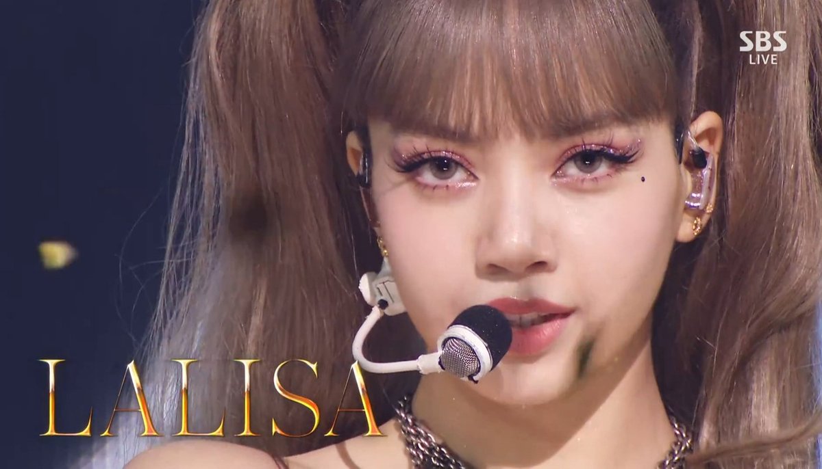 cyanblink's tweet photo. LISA GAVE US ANOTHER ICONIC SOLO STAGE ON INKIGAYO! 👑 @BLACKPINK https://t.co/CNSQkII7pO