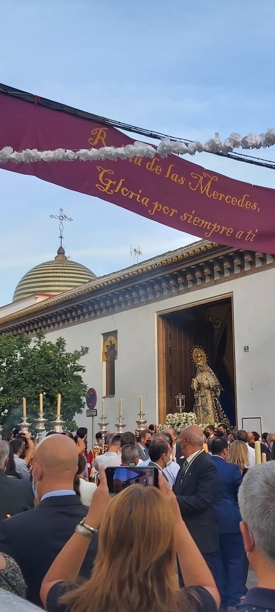 AlexGGodoy1990's tweet photo. La Madre del Tiro de Línea, la Virgen de las Mercedes vuelve a pisar las calles de su barrio para el rezo del #RosarioMercedes21 y su posterior misa en el antiguo colegio "Los Alambres"
#SeptiembredeMercedes
📷 @AlexGGodoy1990 https://t.co/Dnc5CS9SPk