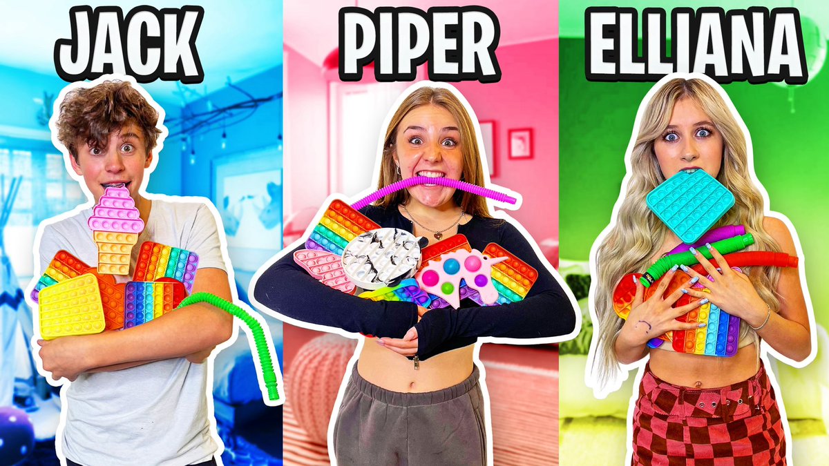 PiperRockelle's tweet photo. who will be the fidget champ? https://t.co/QpsUakg7Fi https://t.co/zecsKXNrLT