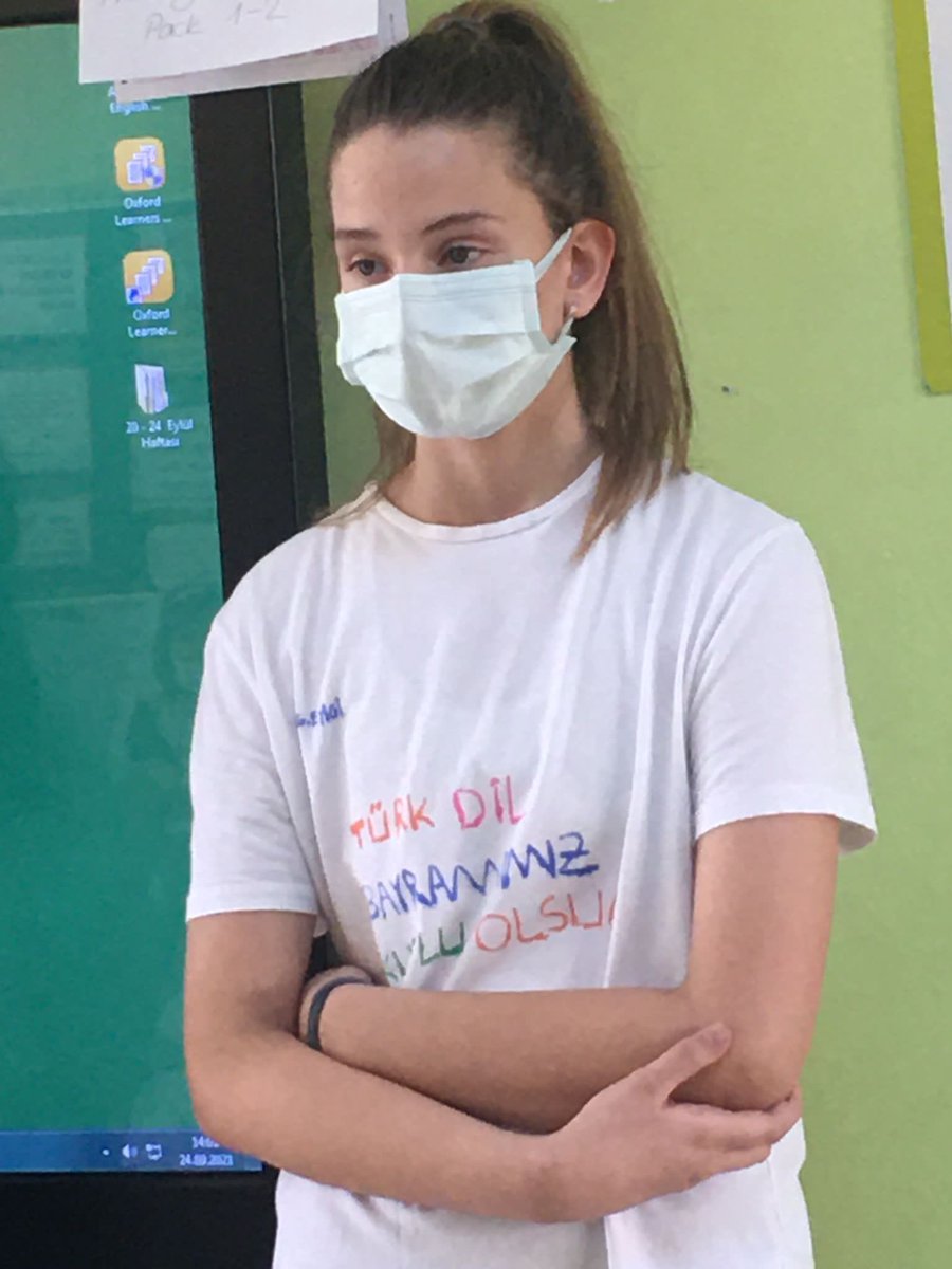 arzu_gulnar's tweet photo. Türk milletinin dili Türkçe'dir. Türk Dili dünyada en güzel, en zengin ve kolay dildir. 🇹🇷
Ortaokul öğrencilerimiz farkındalık yaratmak adına ilkokuldaki arkadaşlarına sunum yaptılar👏🏻Türk Dil Bayramı'nın 89. yıl dönümü Kutlu Olsun. @cigdemmolla @selami_demirhan 
@Serkan_Celik52 https://t.co/MbswJYYd64
