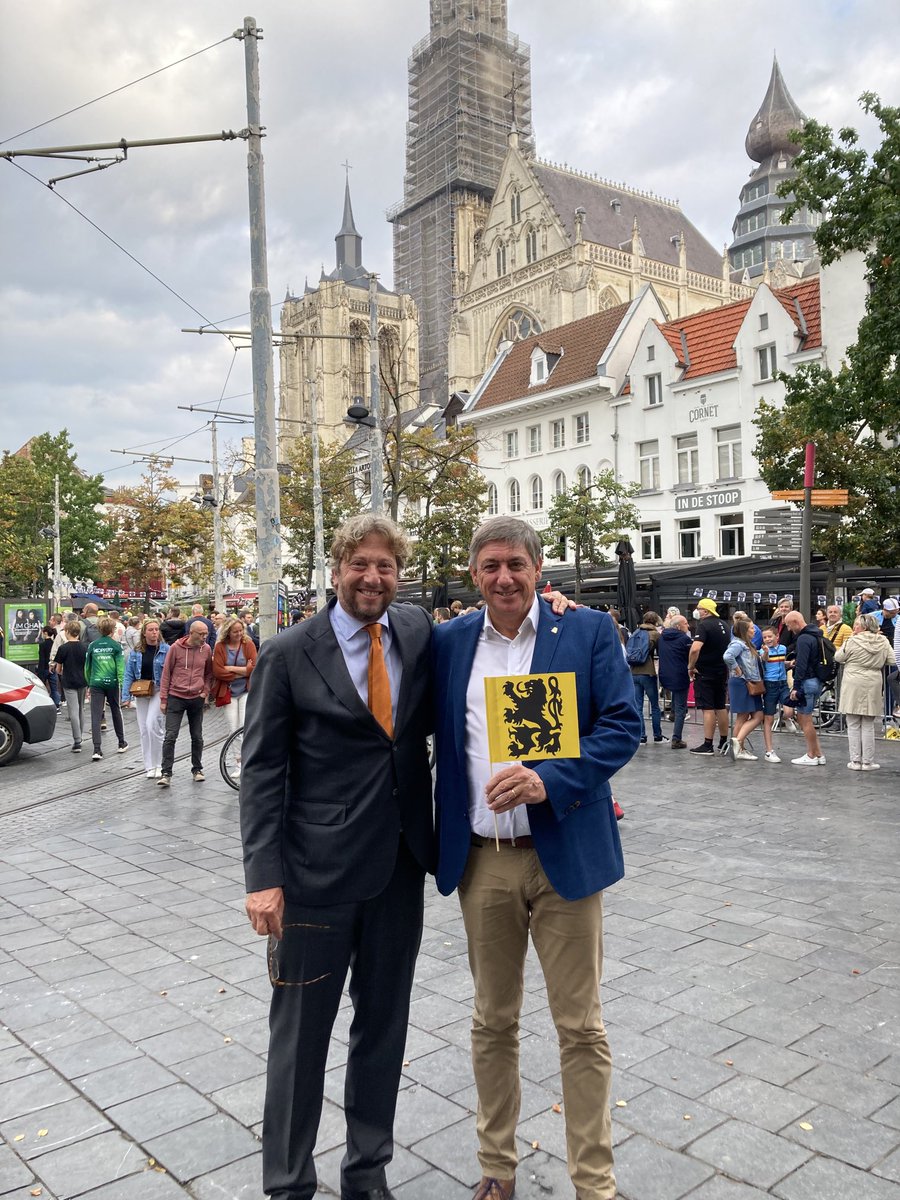 Gereed voor de start van het WK wielrennen in het prachtige #Antwerpen. 

De voorspelling van ⁦minister-president <a href="/JanJambon/">Jan Jambon</a>⁩ en mijzelf: een winnaar uit de Lage Landen! 

#flanders2021