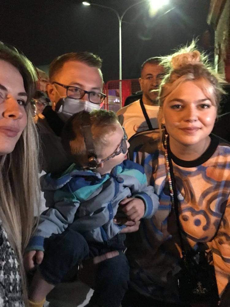 BabyAssociation's tweet photo. @louane Thiago se dit "mince je les vois toujours à la télé ":) et bien non papa et maman faisons notre possible pour que tu rencontre toutes ces personnalités là ☺️ et nous leur expliquons notre combat quotidien pour obtenir des fonds pour les États-Unis ☺️ @louane https://t.co/hRx0vPoez9