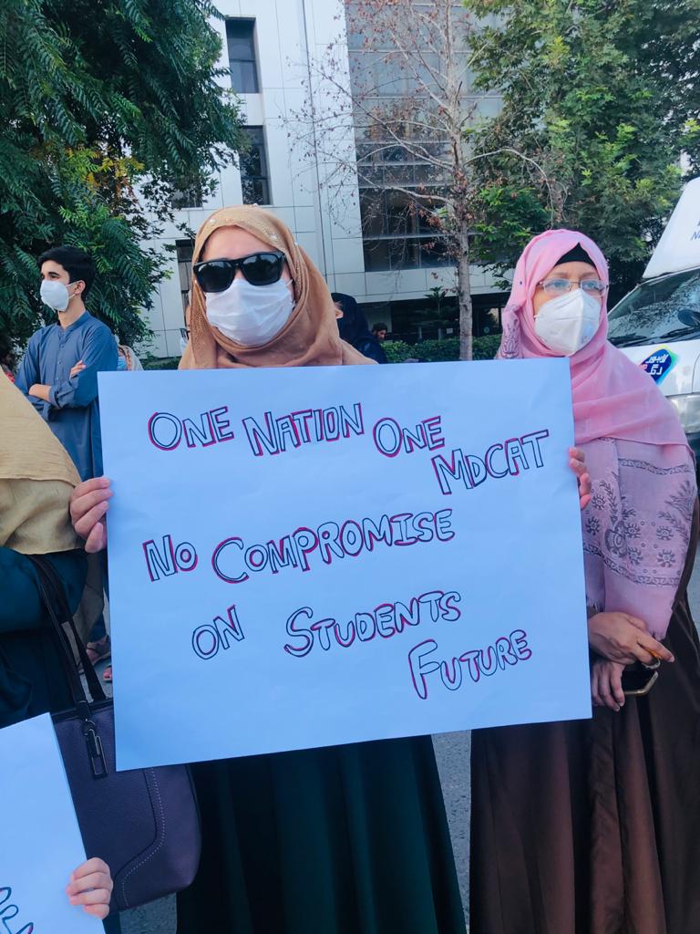 Mothers of the students are on  Road for the sake of justice !!

<a href="/ImranKhanPTI/">Imran Khan</a> 
@MSMSistersPak
<a href="/MSMPakistan_/">MSM Pakistan</a>
#MdcatStudentsAtDChowk