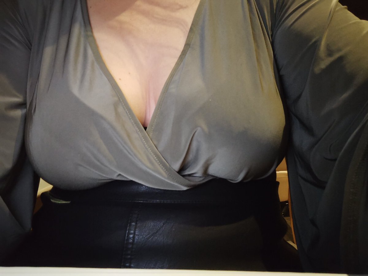 LuciousMum's tweet photo. So I broke the rules last night and went out showing tits and legs... https://t.co/E19LgrIcv9