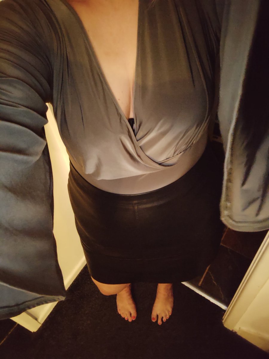 LuciousMum's tweet photo. So I broke the rules last night and went out showing tits and legs... https://t.co/E19LgrIcv9