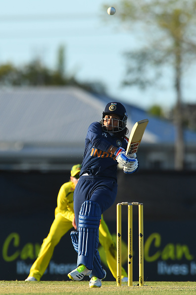 BCCIWomen's tweet photo. That is it!  ⚡️

Came agonisingly close in the 2nd ODI but have crossed the finish line NOW.  

#TeamIndia win the 3rd ODI by 2 wickets after a thrilling chase and with it end Australia’s marathon 26-match unbeaten streak. 

#AUSvIND https://t.co/4b7QJxvX5w