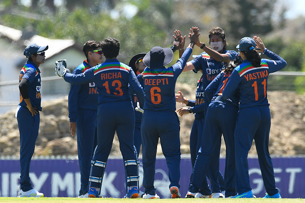 BCCIWomen's tweet photo. That is it!  ⚡️

Came agonisingly close in the 2nd ODI but have crossed the finish line NOW.  

#TeamIndia win the 3rd ODI by 2 wickets after a thrilling chase and with it end Australia’s marathon 26-match unbeaten streak. 

#AUSvIND https://t.co/4b7QJxvX5w