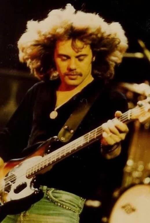 RickParfittJnr's tweet photo. I am absolutely devastated to hear of Alan’s passing, he was the most kind hearted, beautiful person, hugely funny to be around and in the truest sense an absolute legend! Quo would not have existed without him. I love you and will miss you. 
Our thoughts are with your family. ❤️ https://t.co/71c13jojJM