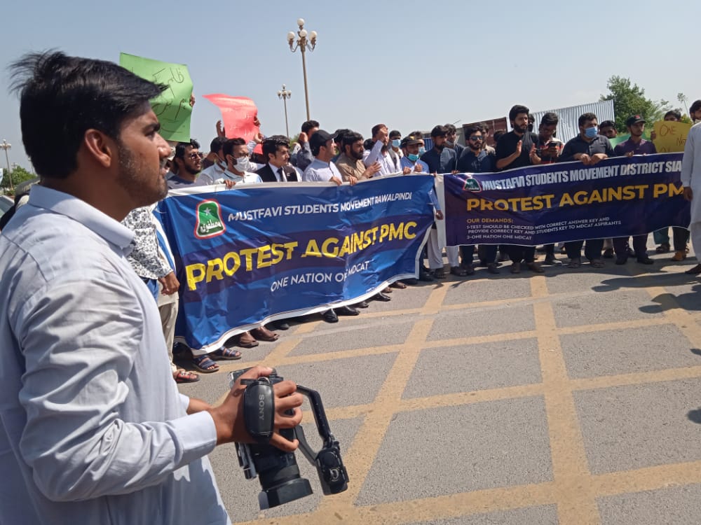 Usman_Ch7's tweet photo. It's heartbreaking 💔
The students are on the road. Trying to secure their future.
But it is also optimistic.
At least they are aware of their rights.
@ImranKhanPTI Come and solve students' problems Students gather outside your office today to seek justice
#MdcatStudentsAtDChowk https://t.co/0T8vYH1lsR