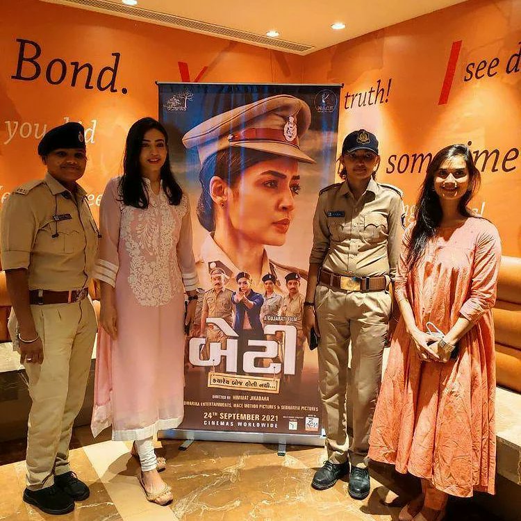 vimmybhatt's tweet photo. Thankyou so much @AhmedabadPolice for all your love and support . A big thanks from the whole team of film BETI ๐๐ป๐๐ป๐๐ป
#vimmybhatt #pvr #cinemas #films #theater #gujaraticinema https://t.co/Zf17JIjbRM