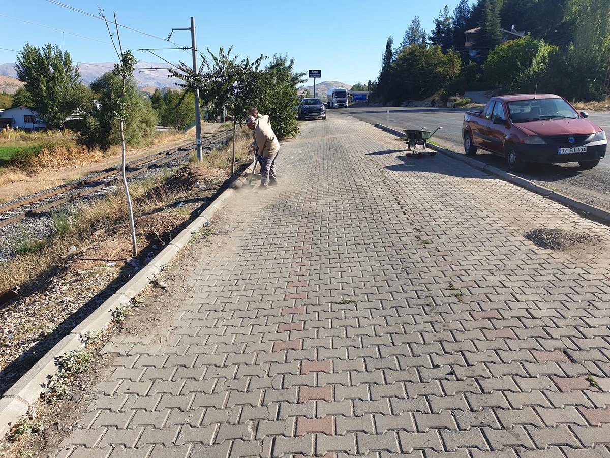 bldgolbasi's tweet photo. Belediyemiz Temizlik Ekipleri Yürüyüş Yolunda Rutin Temizlik Çalışmalarını Sürdürüyor. @iskender_02 https://t.co/d0SQlPvk9h