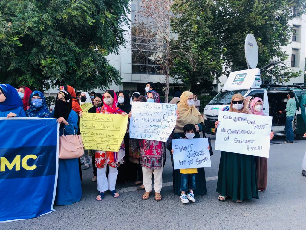 A large number of Female students have gathered at D chowk for the sake of justice.
<a href="/ImranKhanPTI/">Imran Khan</a>
<a href="/MSMPakistan_/">MSM Pakistan</a>
@MSMSistersPak
<a href="/IrfaanYousaf/">Irfan Yousaf</a>
#MdcatStudentsAtDChowk