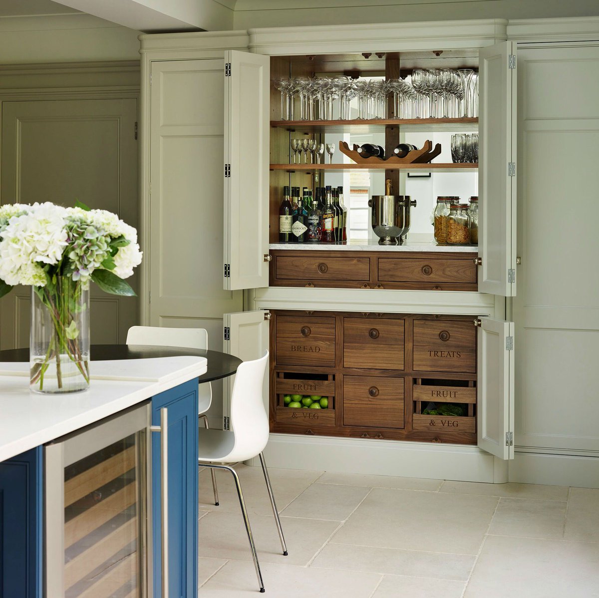 RayMunnKitchens's tweet photo. 💙 Undeniably, most hobbies have gadgets and baking is no exception! From must have branded mixers, to food processors that simplify cooking chores, any equipment must have a considered place in which to store it!
https://t.co/GIrxu6sbaT
#KitchenDesign #RayMunnKitchens #GBBO https://t.co/jUgYeJdkRZ