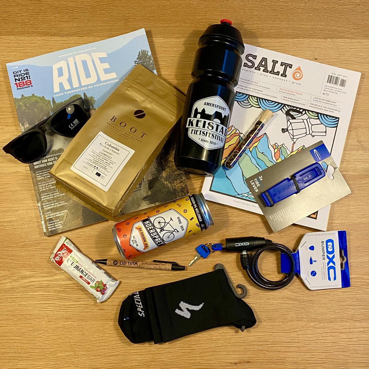 KeistadFietsF's tweet photo. Koop nu je ticket voor de GPX toertochten op 3 oktober! Behoor jij tot de eerste 150 deelnemers, dan krijg je deze goodies cadeau! Tot over een week bij @denieuwestad033 en @het_lokaal #keistadfietsfestival #amersfoort #fietsstimulering #fietsplezier #ridemagazine #toertochten https://t.co/mIleEqmY52