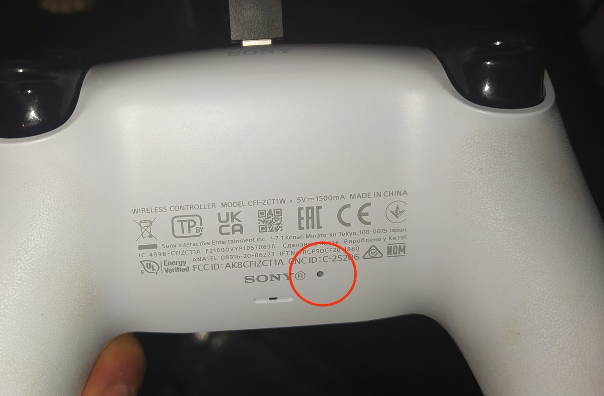 ihurtado2000's tweet photo. Para los que tenéis el problema de #DriftControl en vuestro mando #PS5, ¿habéis probado a reiniciarlo? Se hace pinchando en el agujerito redondo detrás del mando, más bien por descartar soluciones. En PS4 dependiendo que Firmware también pasaba. https://t.co/rQn1FeBXm7