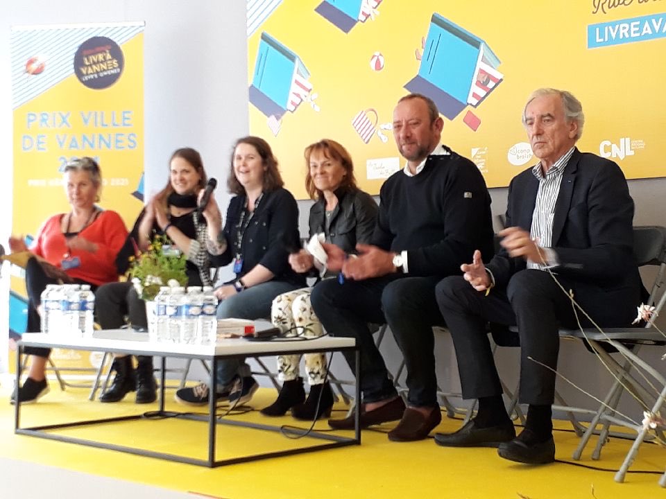 Helene Balligand (@hballigand) on Twitter photo Le CMB partenaire du salon du livre de Vannes avec la remise du prix jeune adulte à #pascale Quiviger et #charlotte Bousquet à lire sans modération . <a href="/alain_poupon/">alain Poupon</a> @Lolobatais <a href="/DavidRobo56/">David Robo</a> Le CMB partenaire du salon du livre de Vannes avec la remise du prix jeune adulte à #pascale Quiviger et #charlotte Bousquet à lire sans modération . <a href="/alain_poupon/">alain Poupon</a> @Lolobatais <a href="/DavidRobo56/">David Robo</a>