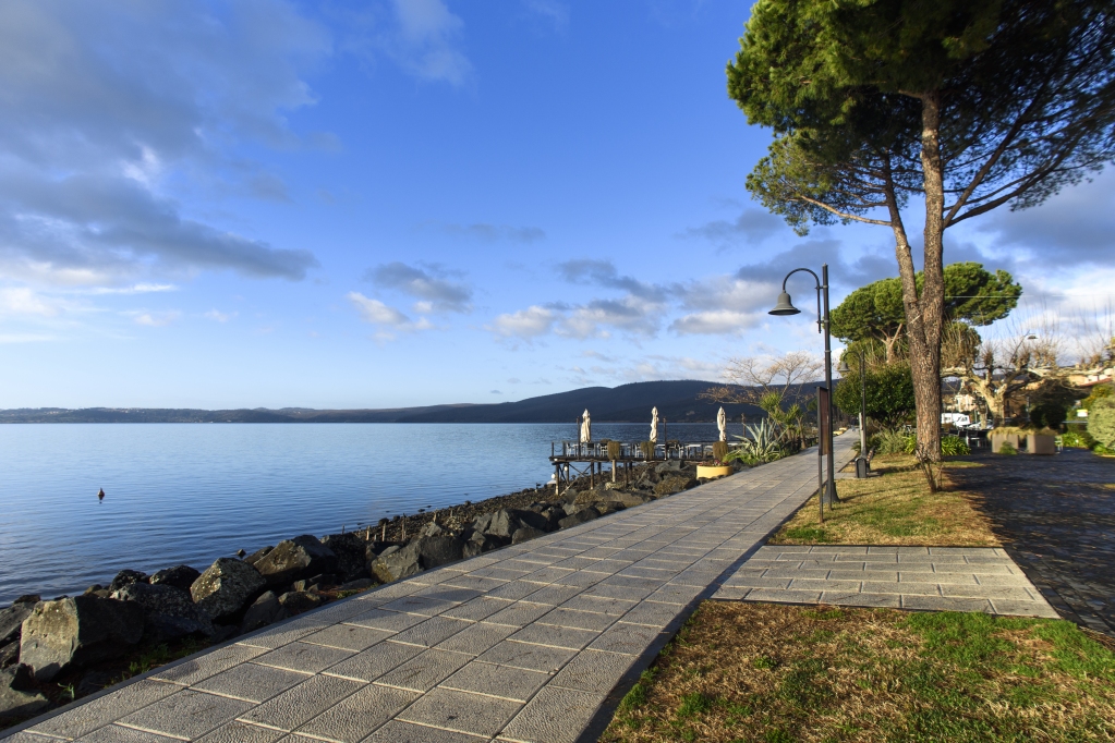 visit_lazio's tweet photo. Trevignano Romano è un pregevole piccolo borgo medievale affacciato sul lago di Bracciano, offre un bel lungolago esteso per circa 3 km, con molte strutture per la ristorazione e piacevoli scorci sul Lago.

#Bracciano #Roma #LazioIsMe #FaiUnSaltoNelLazio https://t.co/3HepLUdxfI