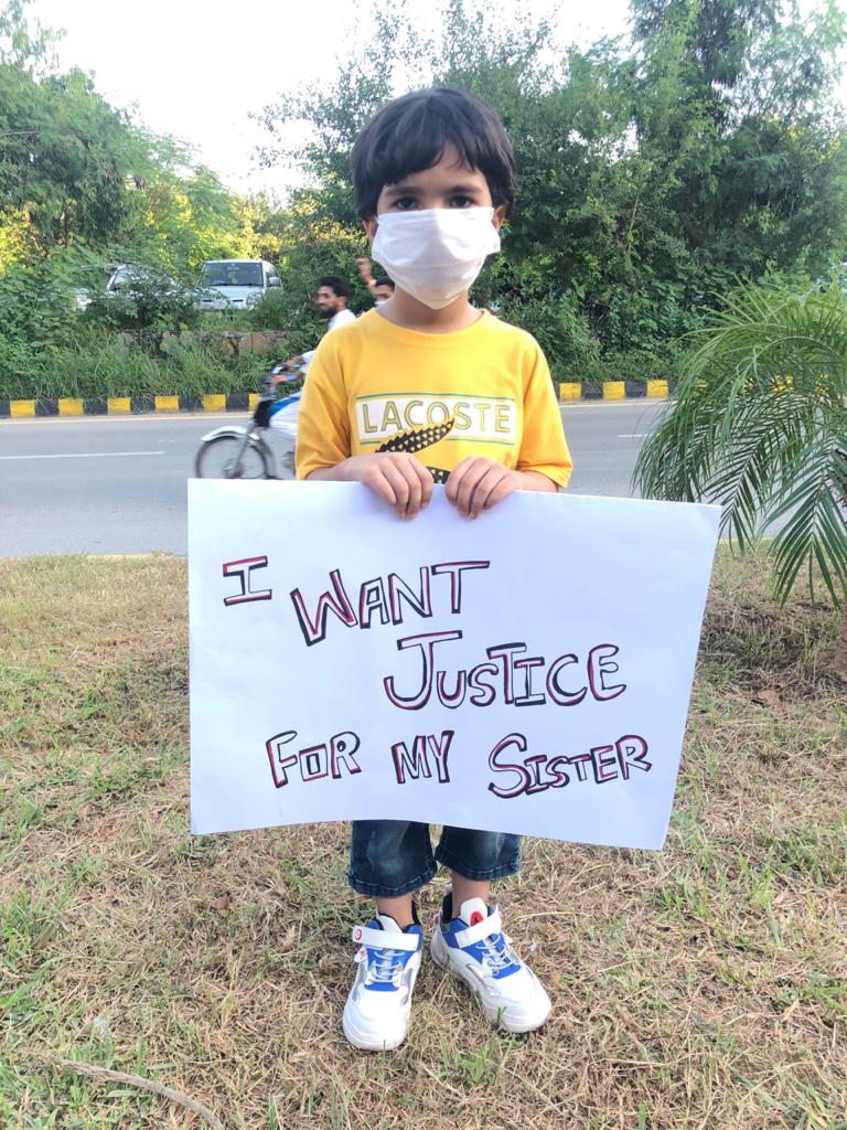MustafaviSisPak's tweet photo. This little angel is on D chowk and  demanding justice for his sister.
@ImranKhanPTI
@MSMPakistan_
@MSMSistersPak
#MdcatStudentsAtDChowk https://t.co/f0FX0I01xZ