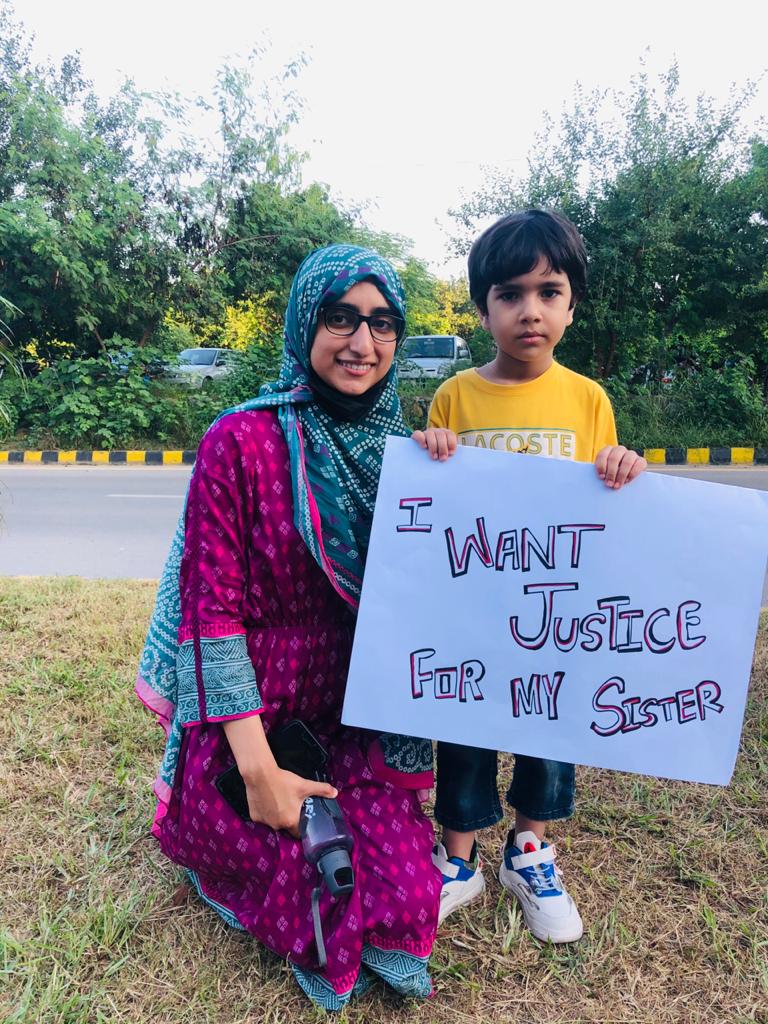 MustafaviSisPak's tweet photo. This little angel is on D chowk and  demanding justice for his sister.
@ImranKhanPTI
@MSMPakistan_
@MSMSistersPak
#MdcatStudentsAtDChowk https://t.co/f0FX0I01xZ