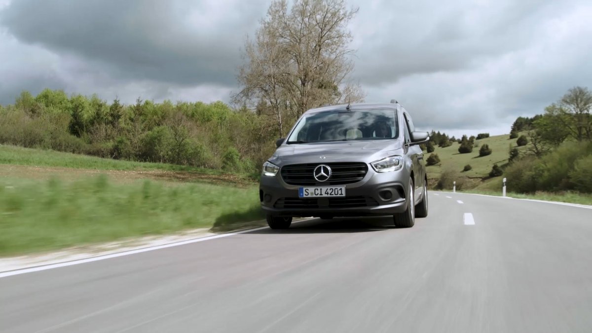La nueva @MBFurgonetas #Citan cuenta con versiones para el transporte de mercancías en carrocería furgón y Tourer para el transporte de pasajeros.

Ofrece motores gasolina y diésel con potencias entre 75 y 131 CV y dos niveles de equipamiento.

<a href="/puntalproduc/">puntalproductions</a> #CCúbicos272 <a href="/eruizgi/">Enrique Ruiz-Gimenez</a>