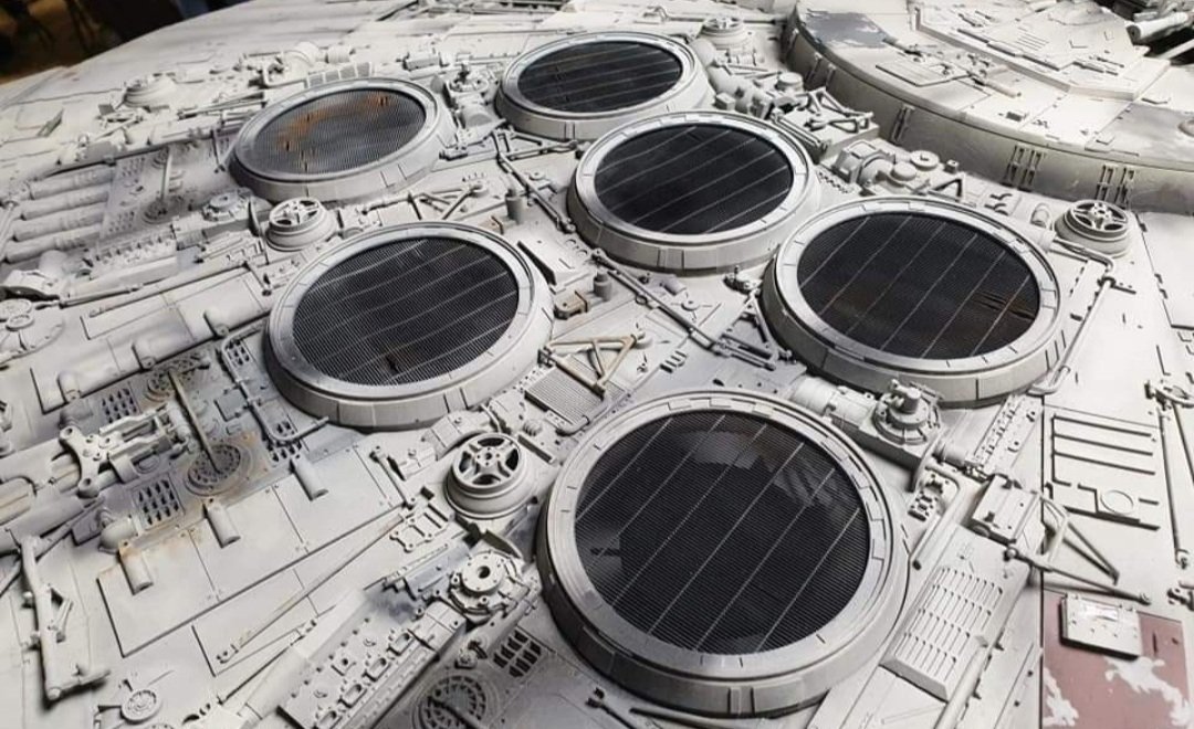 JIMBO_SOLAR's tweet image. ROGUE STUDIO 5 foot Millennium Falcon replica at WONDERFEST.