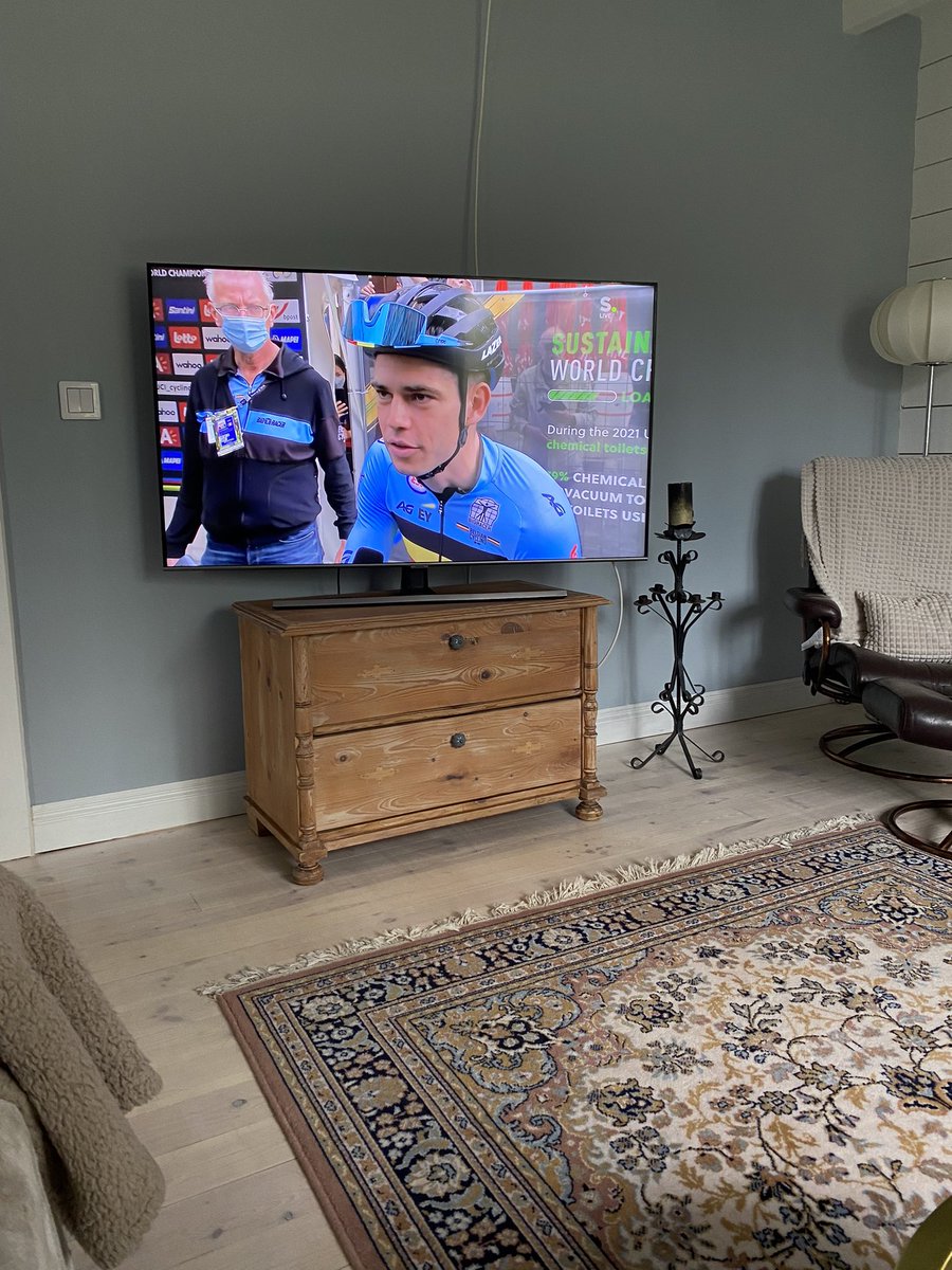 Zo op de bank geïnstalleerd, buiten echt herfst 🍂 🇸🇪 en nu kijken naar het WK wielrennen. Dat de beste vandaag maar mag winnen. Veel plezier alle wielerliefhebbers #WKLeuven #wkwielrennen2021