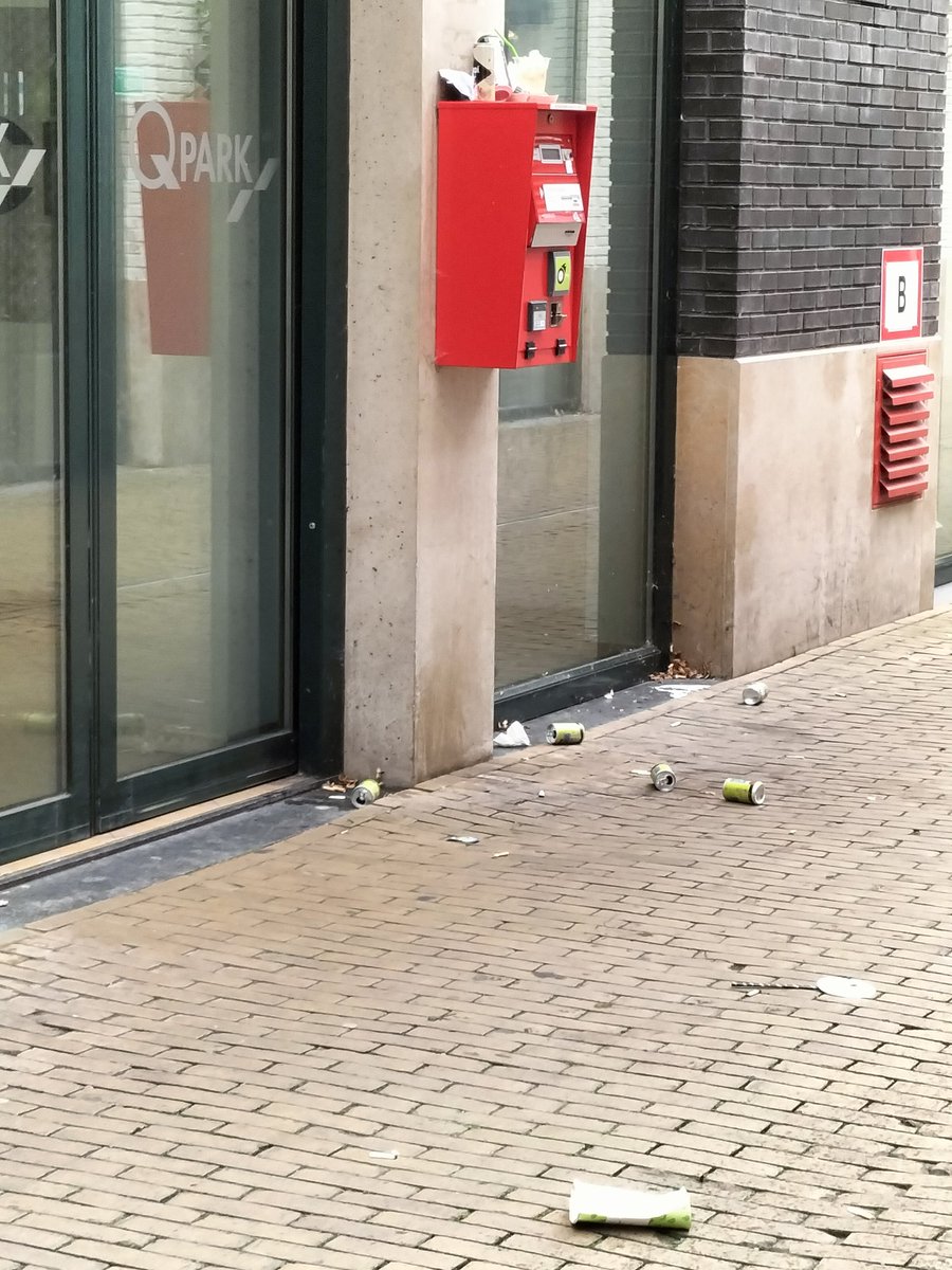 oort60's tweet photo. @Gemeente_Zwolle wellicht maar gewoon stoppen met verlenen van vergunningen voor promotionele acties voor gratis drankjes op straat. @TrashHuntersNL @Desperados_NL https://t.co/9MLDvTOzDX