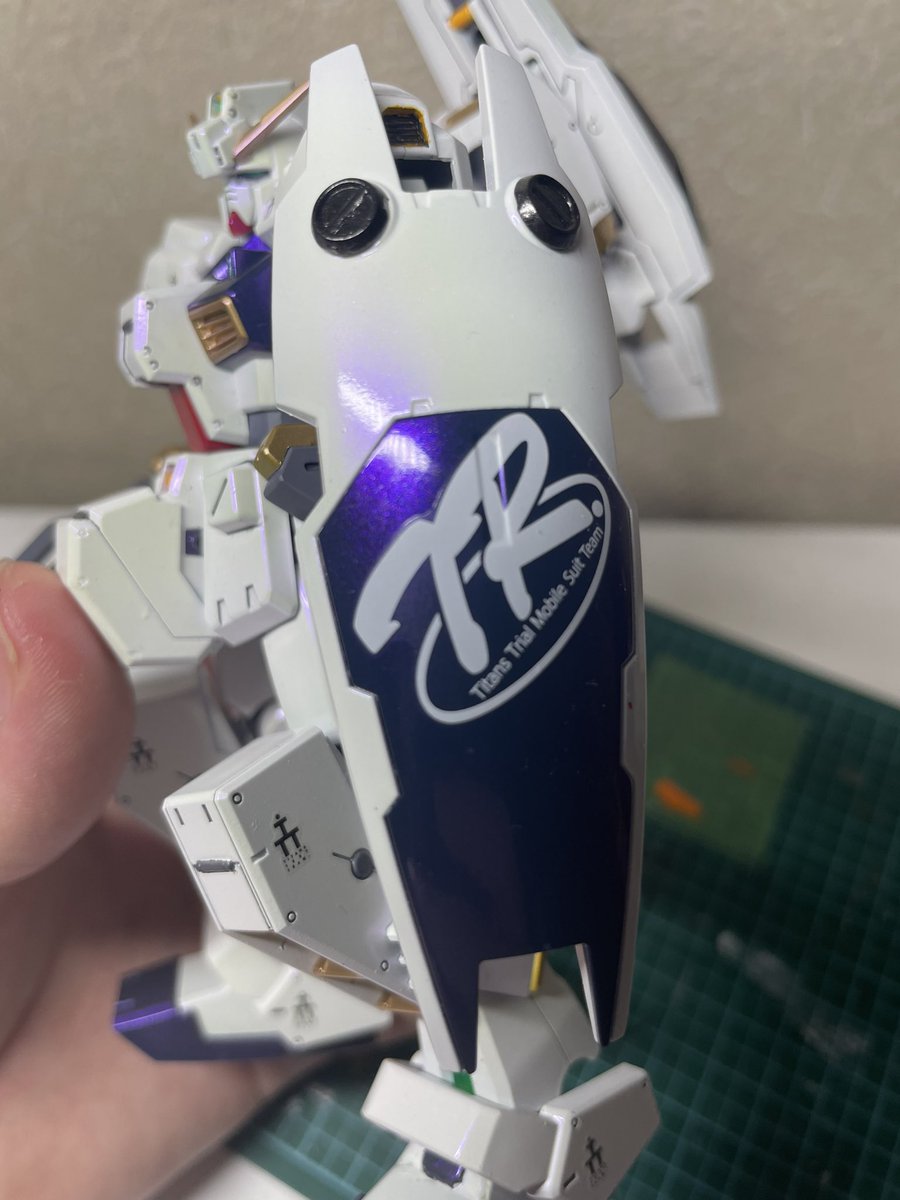 NonTitle_Works's tweet photo. アメジストパープル、全体に吹いたほうがトーンに統一感でると思いやってみたけど、濃い色のところは思ったよりパープル。白いとこはいい感じ。ティターンズカラーのところもうちょっと青強めの方が良かったかな https://t.co/zSwEluvXdT