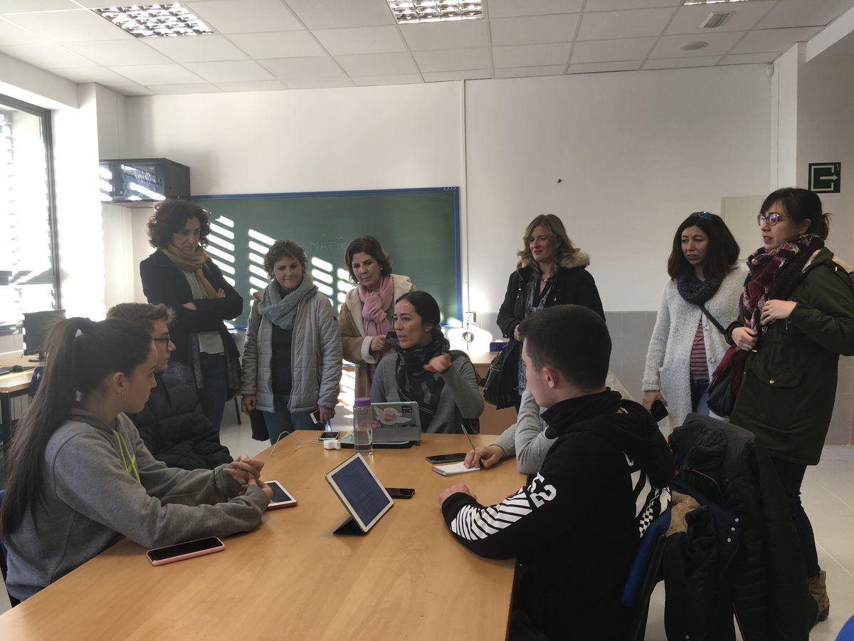 Teachers from other school observing a comission about Erasmus project #mentoring 
Let's discuss with us about #teachertraining in #WorldEduWeek (@T4EduC) worldeduweek.org/event/ies-cart…