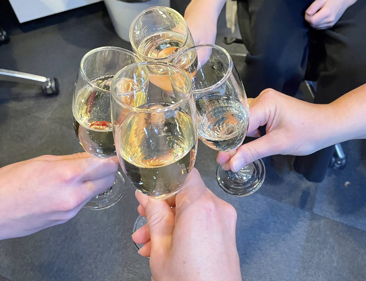 JohannaKakonen's tweet photo. Harvemmin on viime vuosina kilistelty skumppaa töissä. Perjantaina oli aihetta, kun digitilaajien määrä nousee ja yksi tärkeä merkkipaalu on ylitetty. Samaan aikaan #Suomenlehdistö kertoo medioista, jotka rekrytoivat uusia osaajia.#mediaala #digi #digitaalinenmedia #digituottaja https://t.co/t6BiT12Mxw