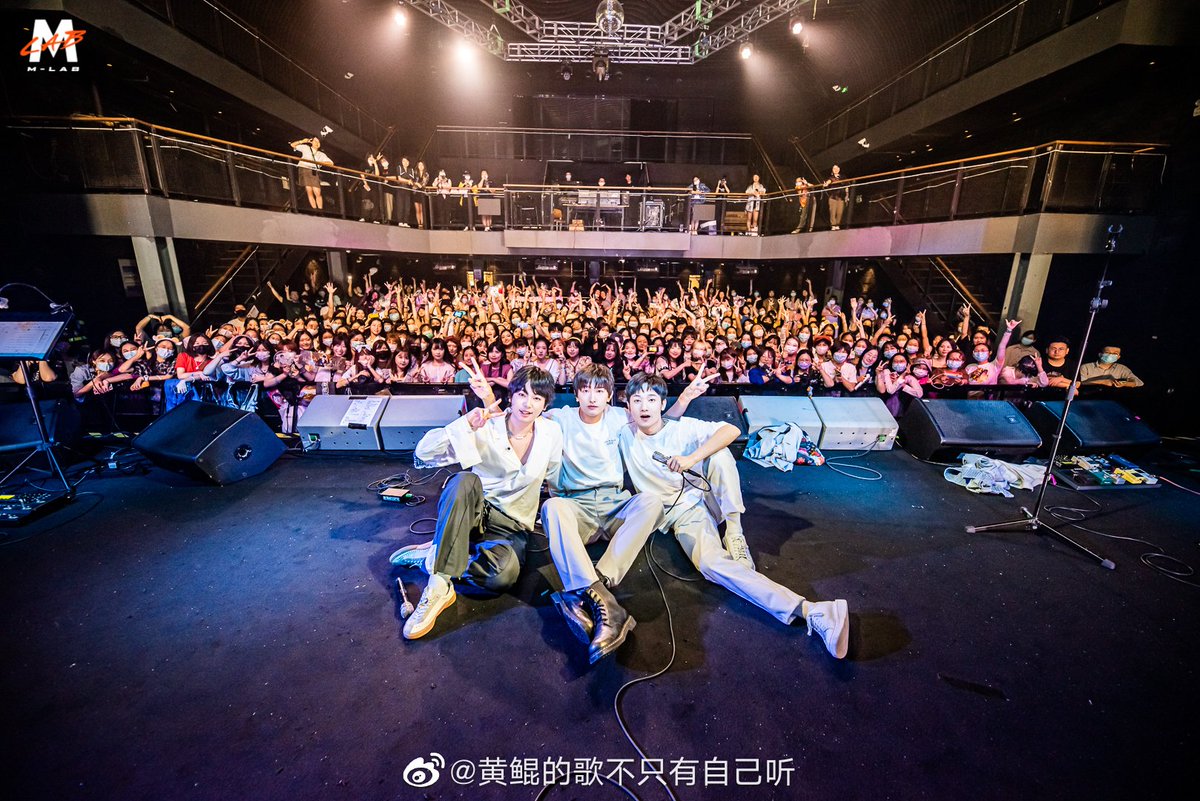 for_huangkun's tweet photo. 210926 Huang Kun Weibo 🐟

"I swear to never have a late night snack before the next performance.🙅🏻‍♂️
#/If there is a joint concert tour
#/Huang Kun's songs are not only listened to by himself"

https://t.co/qOiQ1aPK1B

#黄鲲 #HuangKun #JiangDunhao #蒋敦豪 #YuYang #于洋 https://t.co/VJ2ySeiaxB