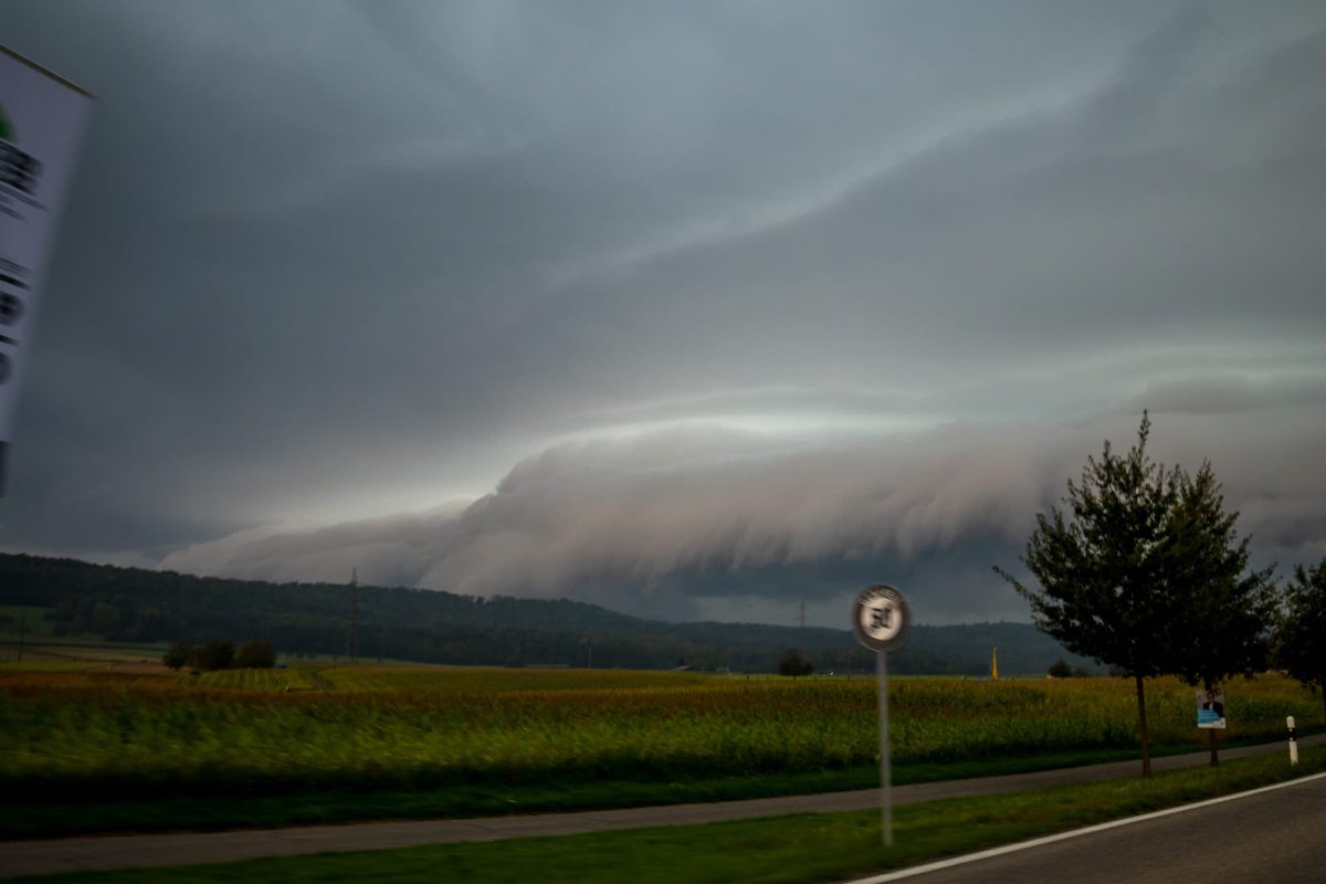 MeteoNewsAG's tweet photo. Der Anblick der #Gewitter heute Morgen über der #Nordwestschweiz erinnert schon mehr an #Sommer als an #Herbst. Danke Dominik Kurz für die eindrücklichen Bilder. Die aktuelle #Radaranimation und #Regenprognose findet Ihr hier 👉🏽 https://t.co/2HbU97jVoe (rv) https://t.co/SPPGOJjLMO