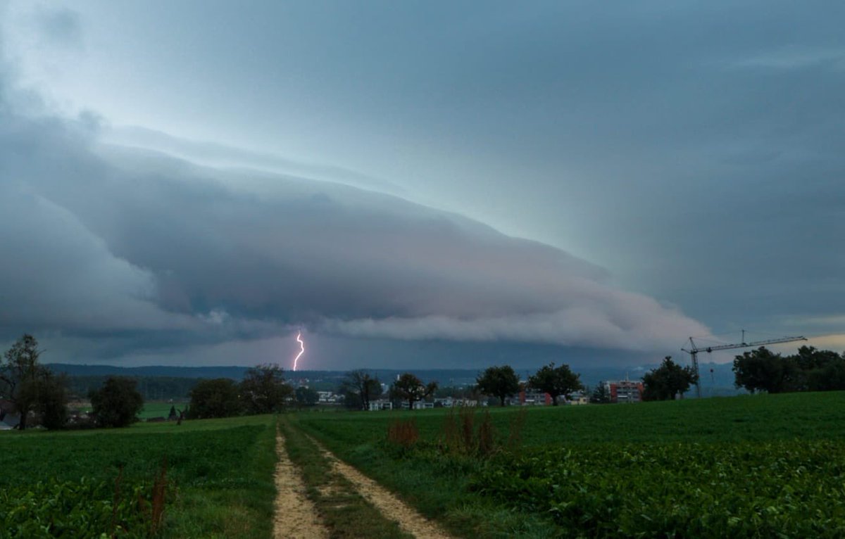 MeteoNewsAG's tweet photo. Der Anblick der #Gewitter heute Morgen über der #Nordwestschweiz erinnert schon mehr an #Sommer als an #Herbst. Danke Dominik Kurz für die eindrücklichen Bilder. Die aktuelle #Radaranimation und #Regenprognose findet Ihr hier 👉🏽 https://t.co/2HbU97jVoe (rv) https://t.co/SPPGOJjLMO