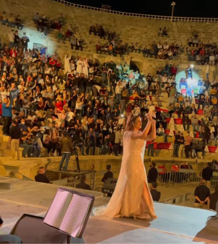 MunaYAwad's tweet photo. زين عوض تحلق بجمهور مهرجان جرش نحو الفرح #زين_عوض_في_جرش  #مهرجان_جرش #الأردن 
https://t.co/CGDfRsb2Ft https://t.co/TTJwfu8f00