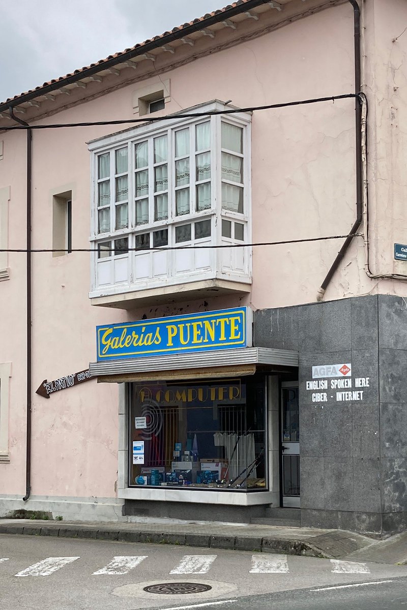 artidoto's tweet photo. Los escaparates de las tiendas de los pueblos siempre suelen ser curiosos.
Me fascina esa mítica puerta de aluminio y la confinación de rótulos, tipografías, colores e incluso conceptos.

#rótulos #unquera #retro #tienda #santatipo #tipografía #igerscantabria #sign #storesigns https://t.co/YdbFMlLVz9