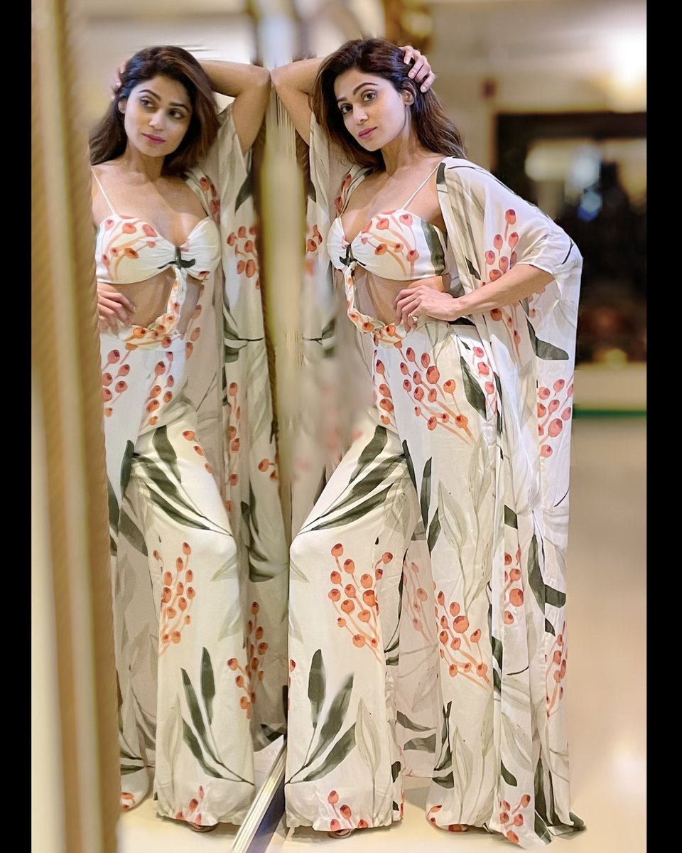 ShamitaShetty's tweet photo. Do what makes your soul shine 💖💫
.
.
Outfit : #houseofhiya
Styled by @MohitRaich with #tarangagarwal
Managed by #bethetribe
.
.
.
.
.
#sundayvibes #throwback #lotd #ootd #white #sunday #weekend #love #shamitastribe https://t.co/azuXNlx7aT