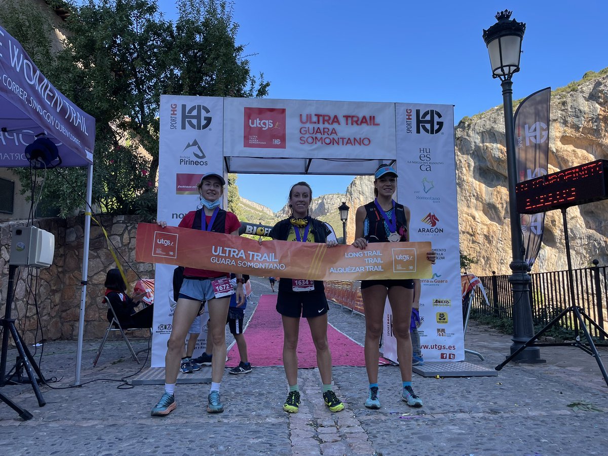 RevistaTrailRun's tweet photo. Y en meta las tres primera corredoras del Trail Alquézar 🏃🏻♀️ @UltraTrailGuara
🥇 Marina ALBESA 1:24:10
🥈 María Teresa SALVADOR 1:27:37
🥉Andrea BARRANCO 1:30:55
#UTGS2021 #trailrunning https://t.co/odVj4SwYyc